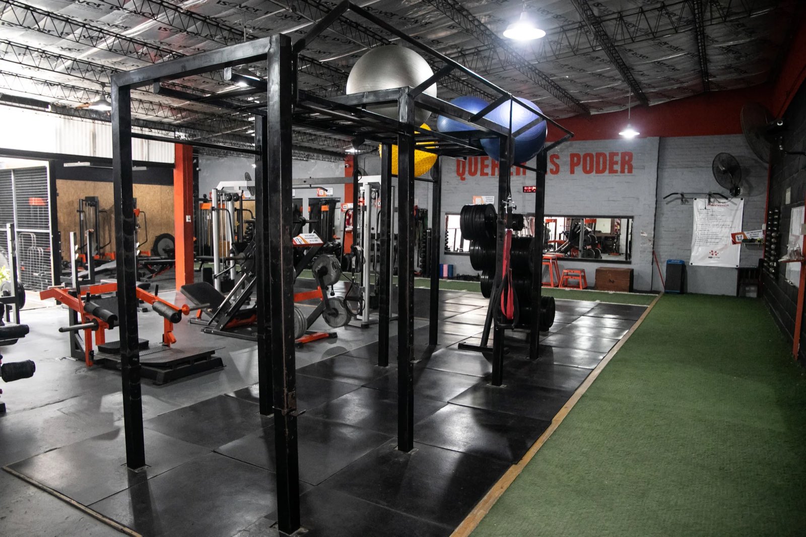 La pista de césped de HD GYM y el lema «Querer es poder» en la pared